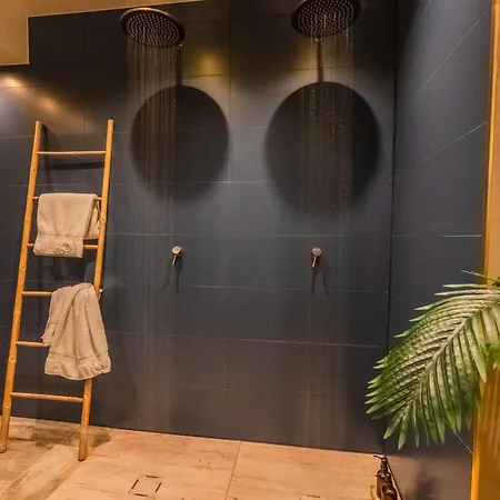 Pandora Hotel *